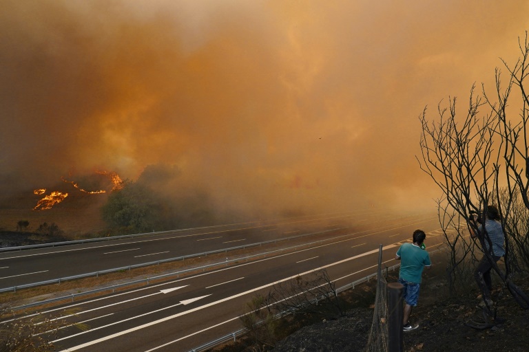 Un incendie près d'une autoroute à A Gudina, dans le nord-ouest de l'Espagne le 15 août 2025