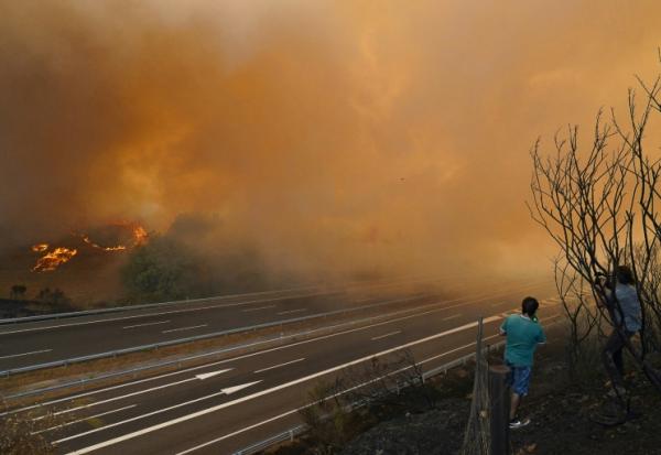 Un incendie près d'une autoroute à A Gudina, dans le nord-ouest de l'Espagne le 15 août 2025