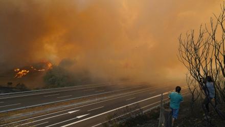 Un incendie près d'une autoroute à A Gudina, dans le nord-ouest de l'Espagne le 15 août 2025