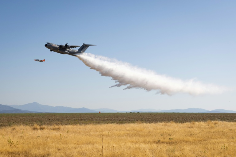 Photo fournie par Airbus Sau 2022 montrant un Airbus A400M lors d'un test de largage d'eau en Espagne le 21 juillet 2022