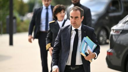 Le Premier ministre Sébastien Lecornu arrive à Mérignac (Gironde) le 17 août 2026