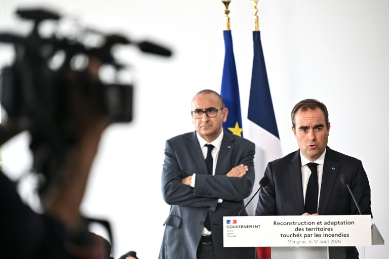 Le Premier ministre Sébastien Lecornu (c), aux côtés du ministre de l'Intérieur Laurent Nuñez (g) lors d'une conférence de presse à l'issue d'une réunion avec des responsables à Mérignac, près de Bordeaux, le 17 août 2026 après l'incendie géant en Gironde