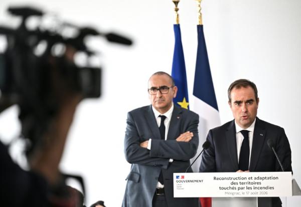 Le Premier ministre Sébastien Lecornu (c), aux côtés du ministre de l'Intérieur Laurent Nuñez (g) lors d'une conférence de presse à l'issue d'une réunion avec des responsables à Mérignac, près de Bordeaux, le 17 août 2026 après l'incendie géant en Gironde