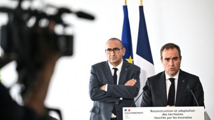 Le Premier ministre Sébastien Lecornu (c), aux côtés du ministre de l'Intérieur Laurent Nuñez (g) lors d'une conférence de presse à l'issue d'une réunion avec des responsables à Mérignac, près de Bordeaux, le 17 août 2026 après l'incendie géant en Gironde