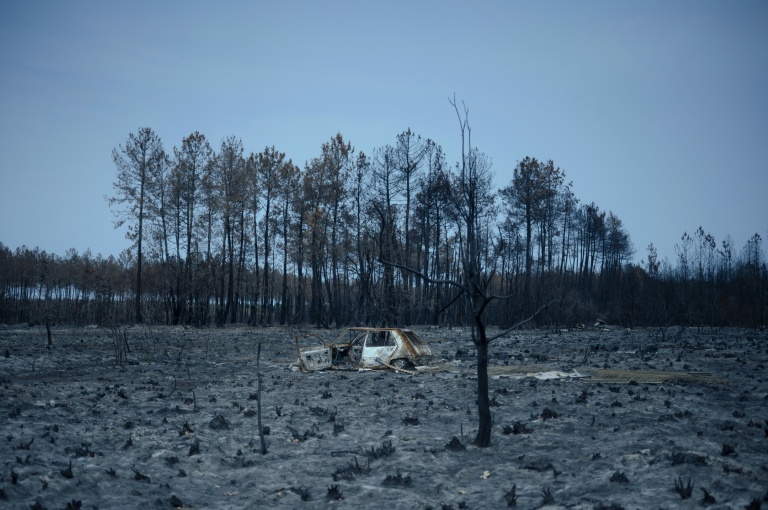 Une voiture calcinée, touchée par l'incendie qui a ravagé la région de la Gironde, le 15 août 2026 dans la commune du Porge