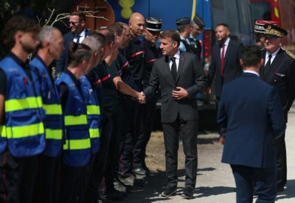 Le président Emmanuel Macron en visite au poste de commandement central des pompiers, pendant un incendie dans la forêt de Fontainebleau, le 16 juillet 2026 à Noisy-sur-Ecole, en Seine-et-Marne