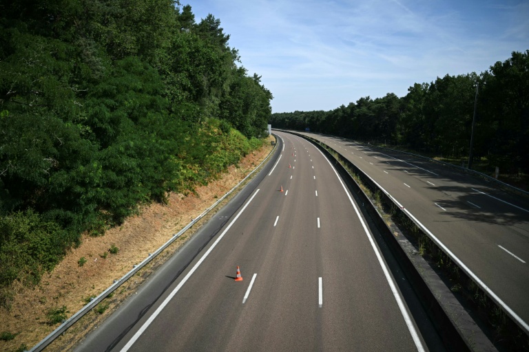 L'autoroute A6 fermée à la circulation en raison d'un feu de forêt dans la forêt de Fontainebleau, près d'Arbonne-la-Forêt, le 16 juillet 2026 en Seine-et-Marne