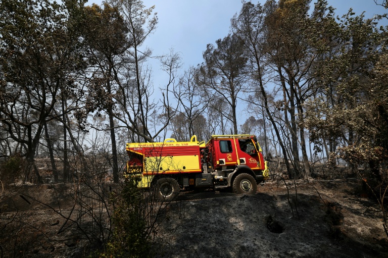 Un camion de pompiers dans une zone brûlée par un incendie de forêt à Montfort-sur-Argens, dans le Var, le 1er août 2026 