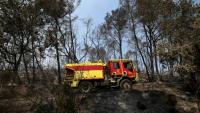 Un camion de pompiers dans une zone brûlée par un incendie de forêt à Montfort-sur-Argens, dans le Var, le 1er août 2026 