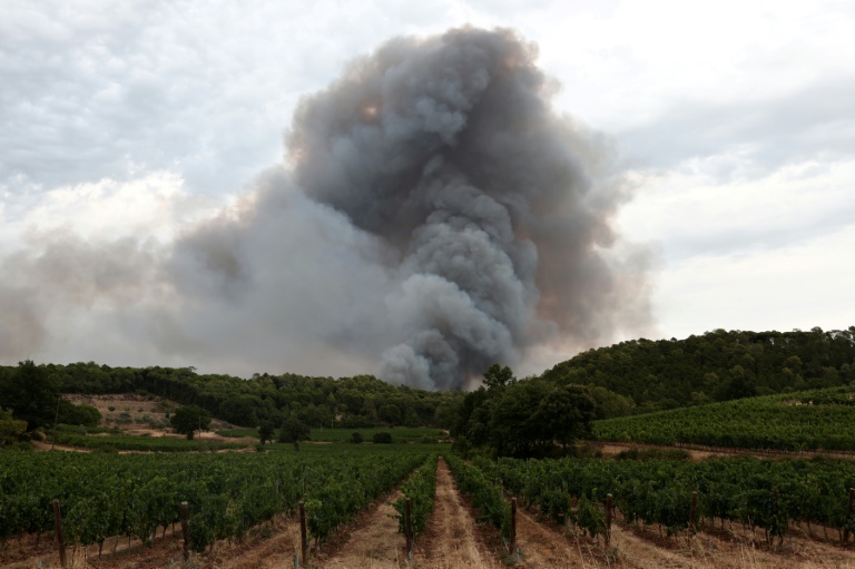 Un épais nuage de fumée s'élève dans la zone de Correns, dans le Var, où un incendie s'est déclaré, le 31 juillet 2026 