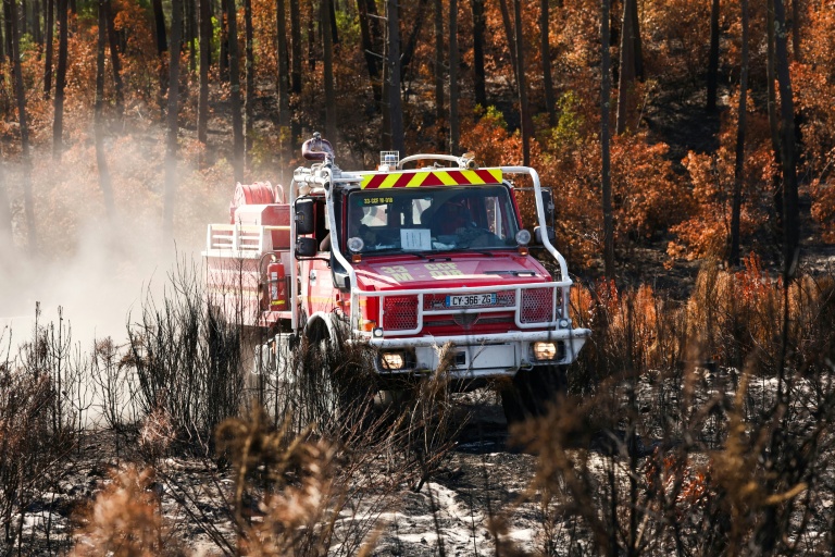 Un camion de pompiers au milieu d'une végétation en partie détruite par un incendie à Lège-Cap-Ferret, en Gironde, le 1er août 2026 