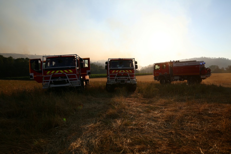 Des camions de pompiers stationnés près d'une zone où un incendie de forêt s'est déclaré, à Correns, dans le Var, le 1er août 2026 