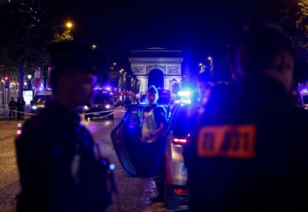 Des policiers en faction sur les Champs-Elysées lors du match opposant le Paris Saint-Germain et le Bayern Munich, le 6 mai 2026, à Paris