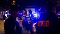 Des policiers en faction sur les Champs-Elysées lors du match opposant le Paris Saint-Germain et le Bayern Munich, le 6 mai 2026, à Paris