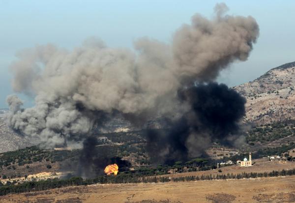 De la fumée s'élève du village libanais de al-Jarmak après une frappe israélienne, le 30 octobre 2025