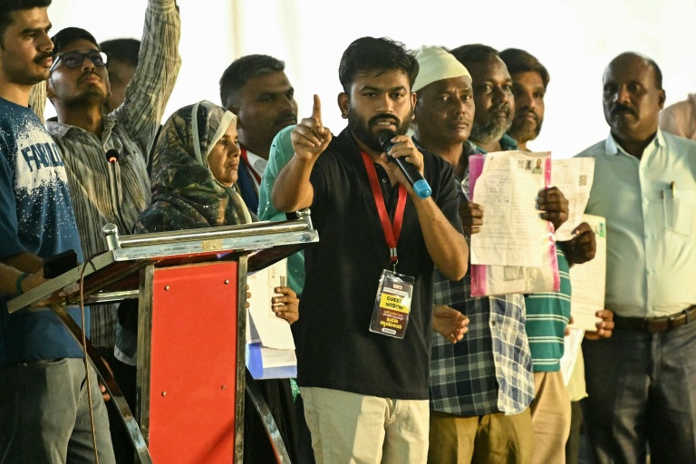 Le fondateur du Cockroach Janta Party (CJP), Abhijeet Dipke (au centre), prend la parole lors d’une manifestation réclamant la démission du chef de la Commission électorale de l’Inde, Gyanesh Kumar, à Freedom Park, à Bengaluru, le 8 octobre 2026