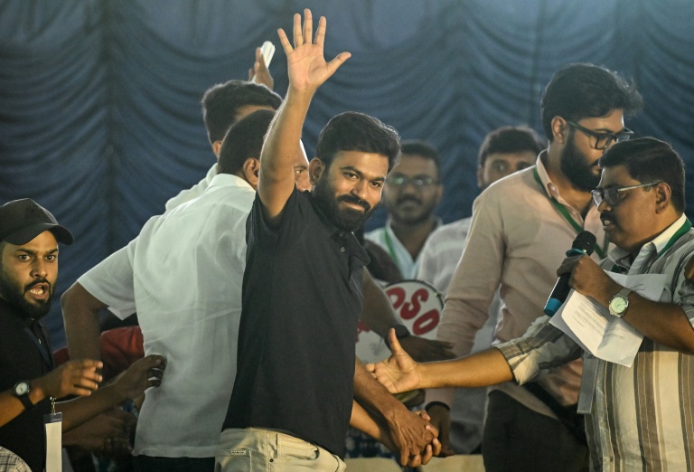Le fondateur du Cockroach Janta Party (CJP), Abhijeet Dipke (C), lors d’une manifestation réclamant la démission du chef de la commission électorale indienne, Gyanesh Kumar, à Freedom Park, à Bengaluru, le 8 octobre 2026