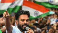 Le fondateur du Cockroach Janta Party (CJP), Abhijeet Dipke, s’adresse à ses partisans lors d’une manifestation réclamant la démission du chef de la Commission électorale de l’Inde, Gyanesh Kumar, à Mumbai, le 2 octobre 2026