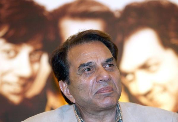 L'acteur indien Dharmendra le 25 juin 2007 à Calcutta, en Inde, lors de la promotion d'un film