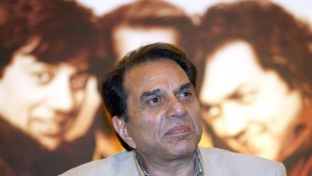 L'acteur indien Dharmendra le 25 juin 2007 à Calcutta, en Inde, lors de la promotion d'un film