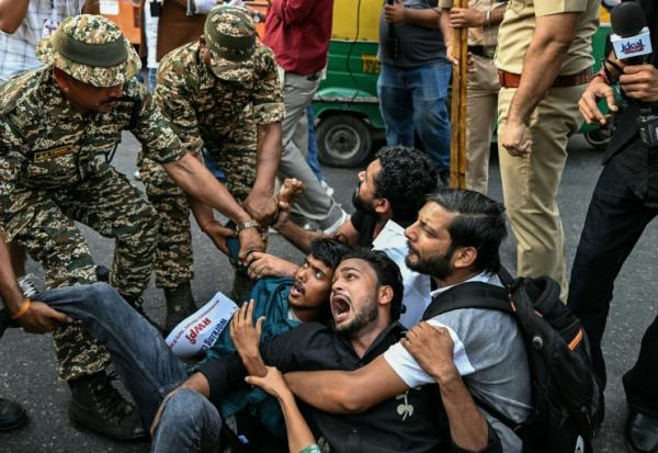 La police arrête des manifestants qui demandent la démission du président de la commission électorale Gyanesh Kumar, à New Delhi en Inde, le 11 octobre 2026