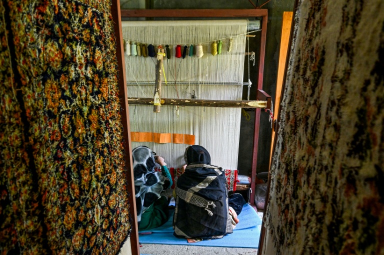 Des artisanes du Cachemire tissent des tapis en soie dans une usine à Srinagar, le 6 mai 2026