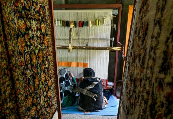 Des artisanes du Cachemire tissent des tapis en soie dans une usine à Srinagar, le 6 mai 2026