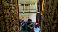 Des artisanes du Cachemire tissent des tapis en soie dans une usine à Srinagar, le 6 mai 2026