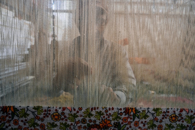Un artisan cachemiri tisse un tapis en soie dans une usine à Srinagar, le 5 octobre 2021