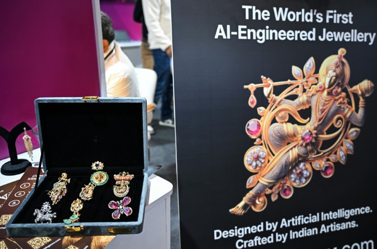 Des bijoux conçus par l'intelligence artificielle sont exposés sur un stand lors du sommet mondial sur l'intelligence artificielle à New Delhi, le 17 février 2026