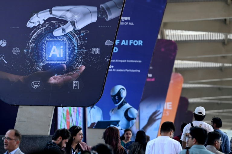 Des visiteurs arrivent pour assister au sommet mondial sur l'intelligence artificielle à New Delhi, le 17 février 2026