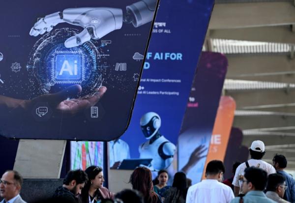 Des visiteurs arrivent pour assister au sommet mondial sur l'intelligence artificielle à New Delhi, le 17 février 2026