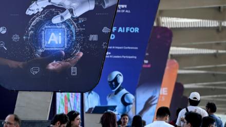 Des visiteurs arrivent pour assister au sommet mondial sur l'intelligence artificielle à New Delhi, le 17 février 2026