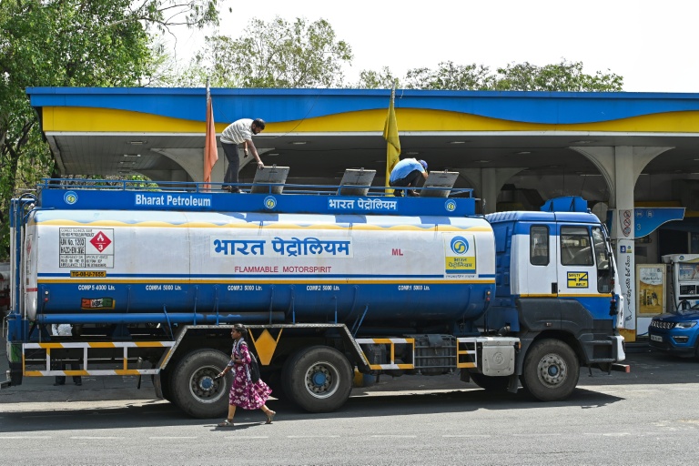 Un camion-citerne dans une station-service d'Hyderabad, le 25 mai 2026 en Inde, après une hausse des prix du carburant due à la guerre au Moyen-Orient