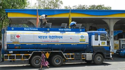 Un camion-citerne dans une station-service d'Hyderabad, le 25 mai 2026 en Inde, après une hausse des prix du carburant due à la guerre au Moyen-Orient