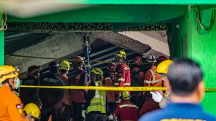 Deux jours après l'effondrement d'une école islamique à Sidoarjo en Indonésie, des secouristes tentent de retrouver des survivants le 1er octobre 2025.