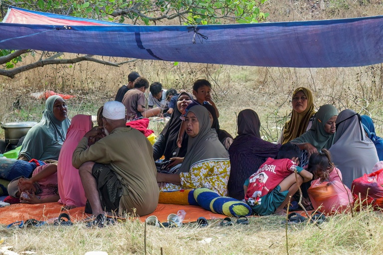 Des habitants ont passé la nuit dehors après le puissant séisme qui a secoué l'île indonésienne de Florès, dans l'est de l'archipel, le 16 août 2026 à Sikka, dans la province de Nusa Tenggara Est