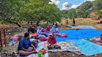 Des habitants ont passé la nuit dehors après le puissant séisme qui a secoué l'île indonésienne de Florès, dans l'est de l'archipel, le 16 août 2026 à Sikka, dans la province de Nusa Tenggara Est