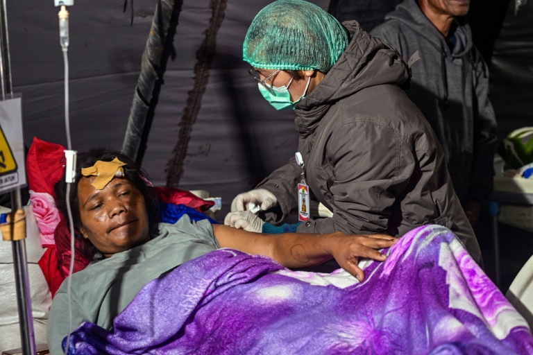 Une personne reçoit des soins après avoir été blessée dans le puissant séisme qui a secoué l'île indonésienne de Florès, dans l'est de l'archipel, le 15 août 2026 à Ruteng, dans la province de Nusa Tenggara Est
