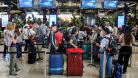 Des passagers bloqués font la queue pour demander le remboursement de leurs billets après l'annulation de vols réguliers suite à l'éruption du mont Anak Krakatoa, à l'aéroport Soekarno-Hatta de Tangerang, le 6 septembre 2026