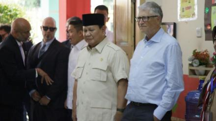 Le cofondateur de Microsoft, Bill Gates (d) et le président indonésien Prabowo Subianto, à l'issue d'une visite dans une école primaire à Jakarta, le 7 mai 2025
