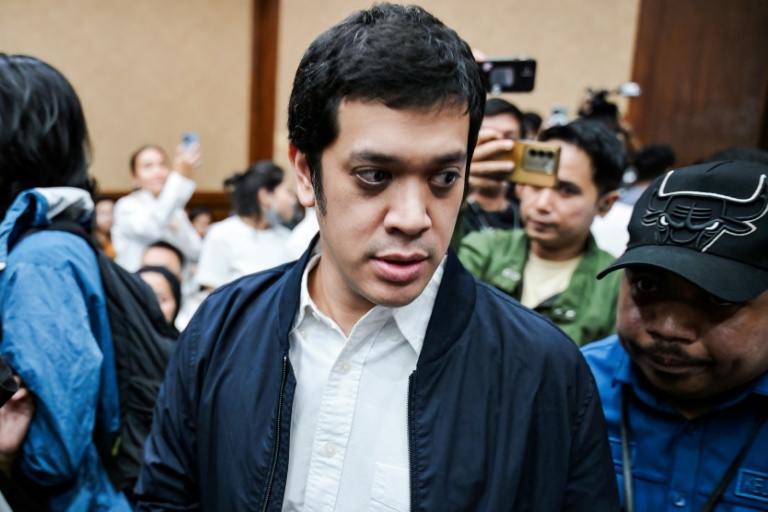 Muhammad Kerry Adrianto Riza, ancien directeur adjoint chez Pertamina et fils de l'homme d'affaires Riza Chalid, arrive au tribunal de Jakarta, le 26 février 2026 en Indonésie