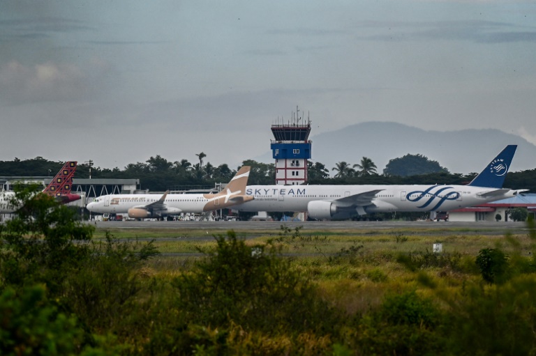 Des avions sont immobilisés sur le tarmac de l'aéroport Iskandar Muda, à Blang Bintang, en Indonésie, le 6 septembre 2026