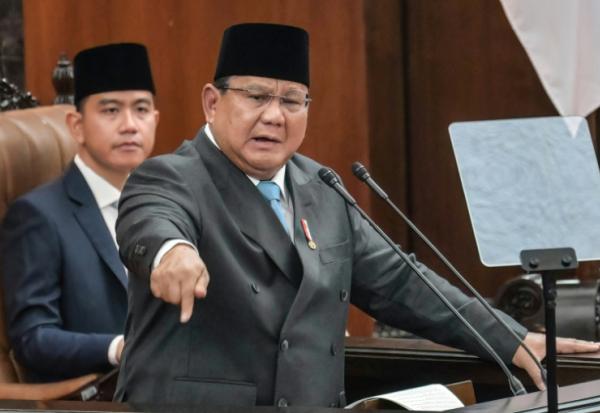 Le président indonésien Prabowo Subianto (g) et le vice-président Gibran Rakabuming Raka, au Parlement à Jakarta, le 20 mai 2026