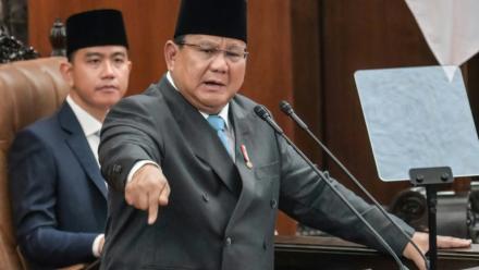 Le président indonésien Prabowo Subianto (g) et le vice-président Gibran Rakabuming Raka, au Parlement à Jakarta, le 20 mai 2026