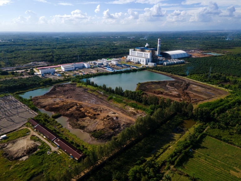 Vue aérienne d'une centrale à charbon à Nagan Raya, sur la côte ouest de la province d'Aceh, le 20 mai 2025 en Indonésie