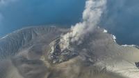 Photo, prise le 6 septembre 2026 et diffusée le 7 septembre 2026 par le Centre indonésien de volcanologie et de prévention des risques géologiques, montre le mont Krakatau (Krakatoa), crachant de la fumée et des cendres volcaniques lors d'une éruption