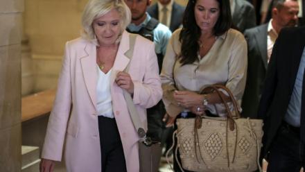 Marine Le Pen, présidente du groupe parlementaire du Rassemblement national (g), accompagnée de la députée européenne Catherine Griset (d), quitte la cour d'appel de Paris le 7 juillet 2026, après le prononcé de l'arrêt en appel pour détournement de fonds publics européens dans l'affaire des emplois présumés fictifs au Parlement européen