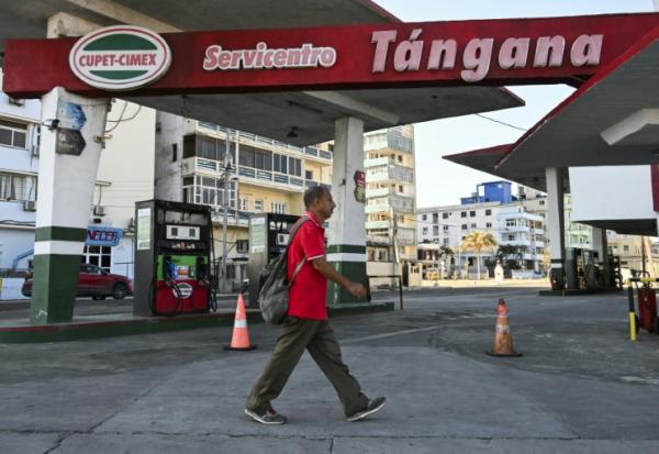 Un homme passe devant une station service fermée à La Havane le 19 février 2026