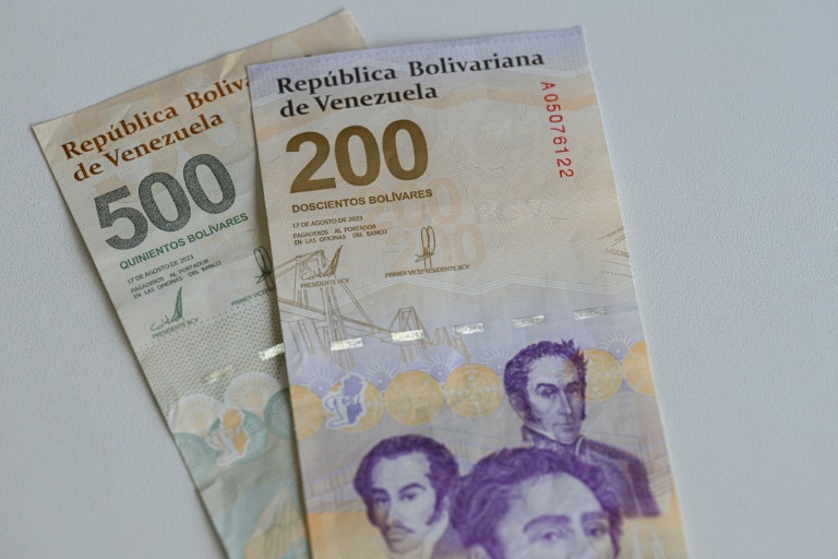 Photo des nouveaux billets de 500 et 200 bolivars prise à Caracas le 3 septembre 2024